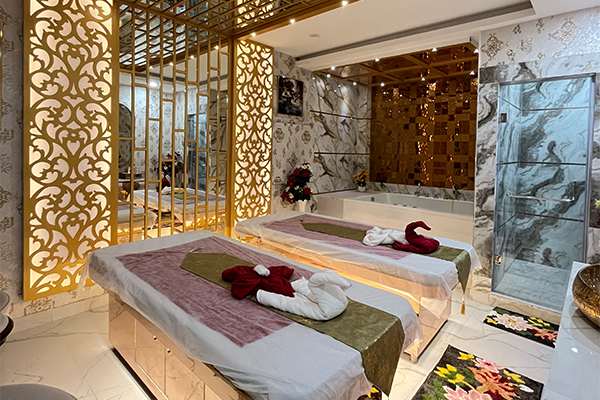 Relaxing body massage at Maharaj Spa